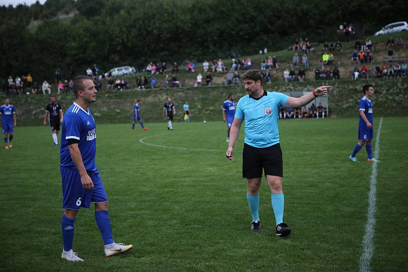 Fotbalisté Březnice (černé dresy) slaví historický postup do semifinále Poháru KFS.