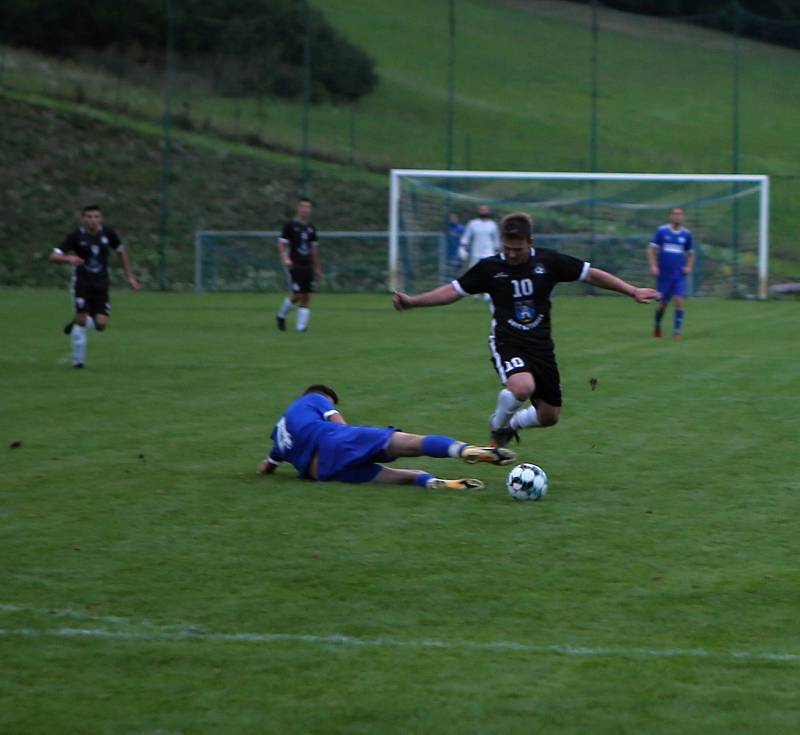 Fotbalisté Březnice (černé dresy) slaví historický postup do semifinále Poháru KFS.