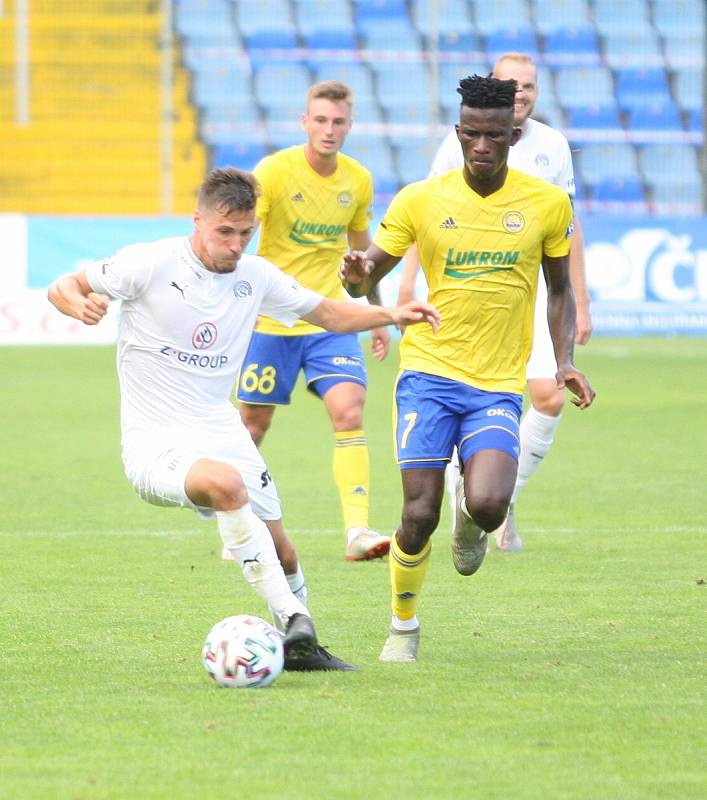 Fotbalisté Fastavu Zlín (žluté dresy) proti Slovácku