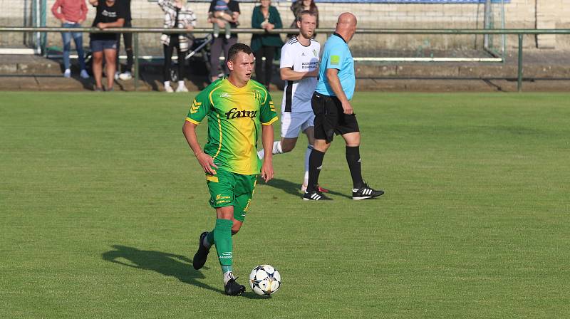 Fotbalisté Napajedel (v zeleném) v úvodním kole krajského přeboru doma porazili Kvasice 2:0.