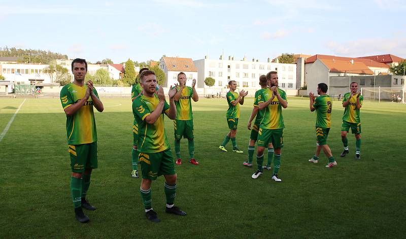 Fotbalisté Napajedel (v zeleném) v úvodním kole krajského přeboru doma porazili Kvasice 2:0.