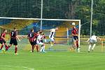 Fotbalisté Kvasic (v bílém) ve druhém kole krajského přeboru před početnou hodovou návštěvou porazili nováčka z Francovy Lhoty vysoko 5:0.