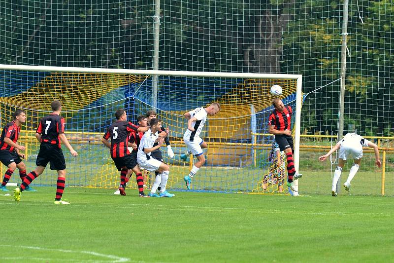 Fotbalisté Kvasic (v bílém) ve druhém kole krajského přeboru před početnou hodovou návštěvou porazili nováčka z Francovy Lhoty vysoko 5:0.