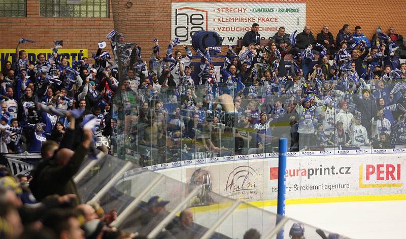 Extraligoví hokejisté Zlína (vš žlutém) v nedělním 26. kole doma hostili mistrovskou Kometu Brno.  Na snímku fanoušci Komety ve Zlíně.