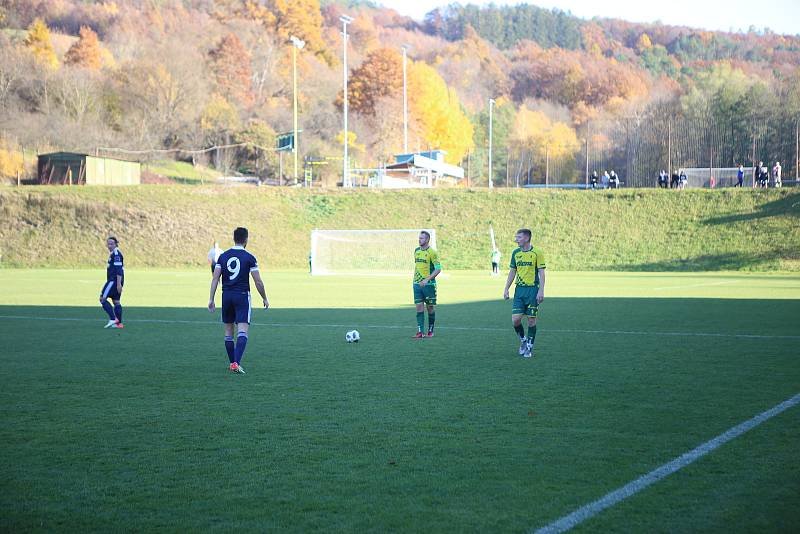 Fotbalisté Luhačovic (modré dresy) v posledním podzimním zápase Krajského přeboru doma podlehli Napajedlím 1:2.