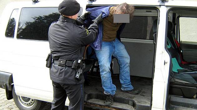 Městská policie si musela na autobusovém nádraží poradit s namol opilým cestujícím.