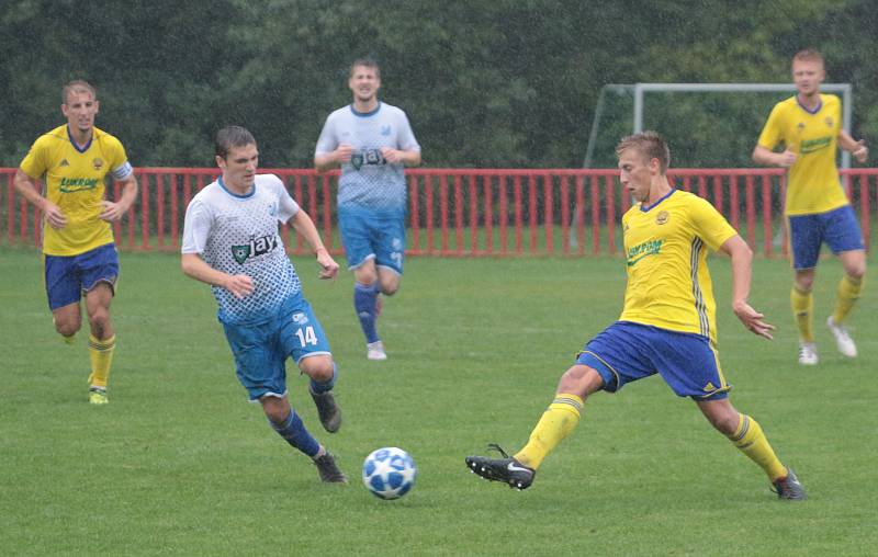 Fotbalisté Otrokovic (v bílých dresech) prohráli v 6. kole MSFL se zlínskou rezervou 0:4.