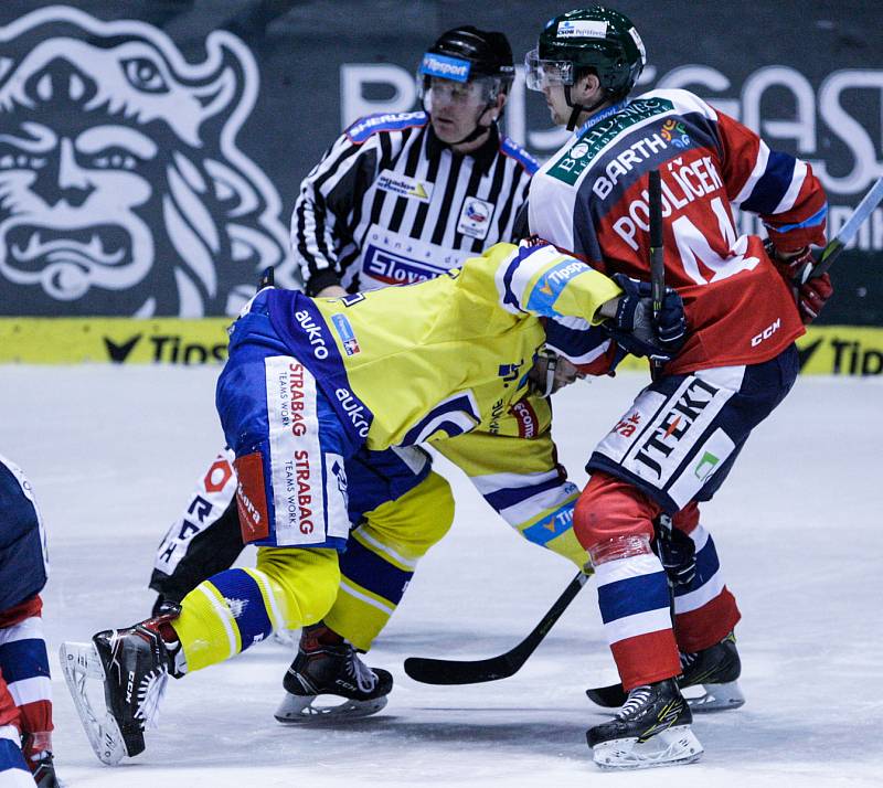 Hokejové utkání Tipsport extraligy v ledním hokeji mezi HC Dynamo Pardubice (červenobílém) a HC Aukro Berani Zlín ( ve žlutomodrém) v pardudubické Tipsport areně.