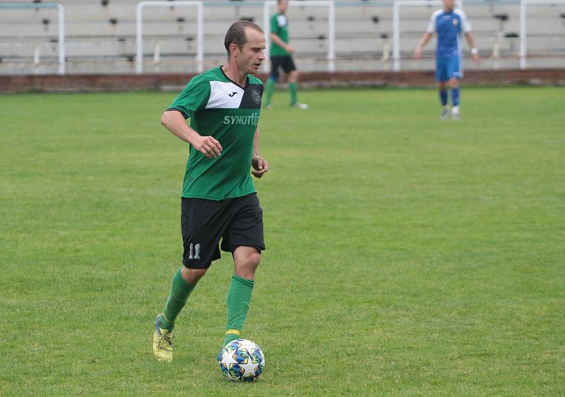 Slušovičtí fotbalisté (modré dresy) doma porazili Velké Karlovice 1:0.