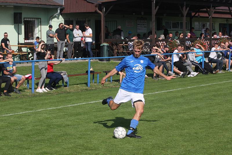 Fotbalisté Tlumačova (modré dresy) v rámci oslav výročí devadesáti let kopané v obci porazili Zdounky 2:0.