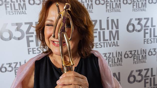 Zlata Adamovská převzala na konci letošního Zlín Film Festivalu Zlatý střevíček.