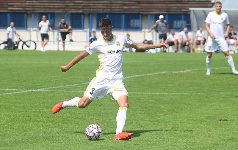 Fotbalisté Zlína (bílé dresy) v úvodním letním přípravném zápase přehráli třetiligový Uničov 5:1.