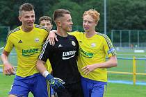 Starší dorostenci Zlína (žluté dresy) vstoupili do sezony domácí výhrou nad Viktorií Plzeň 5:2.
