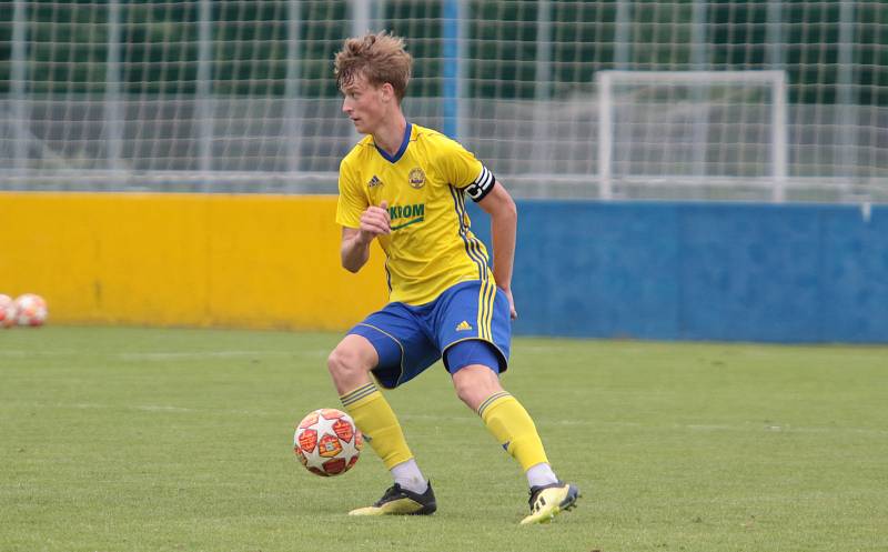 Fotbalisté Slavičína (v modrých dresech) na úvod přípravy zvítězili na Vršavě se Zlínem B 2:1