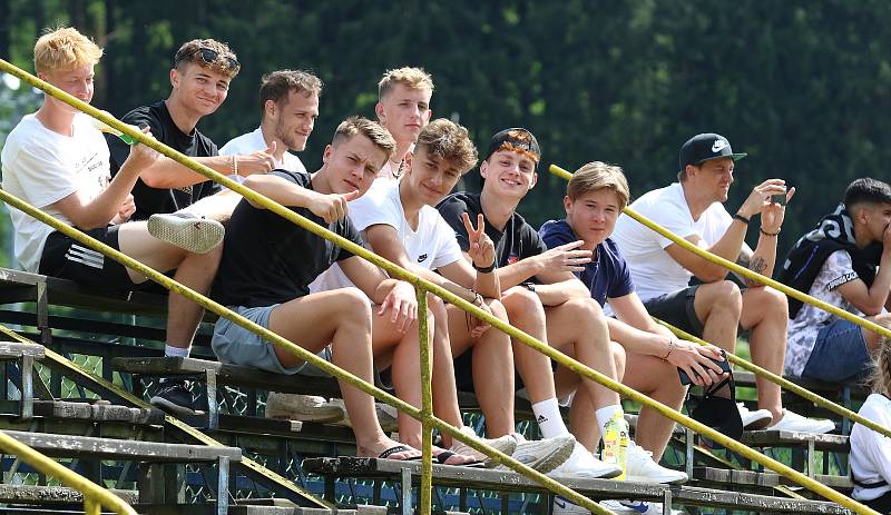 Fotbalisté Zlína B (bílé dresy) v sobotním přípravném zápase na Vršavě remizovali s juniorkou Zbrojovky Brno 2:2.