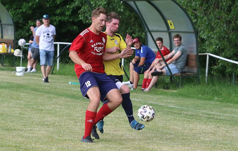 Fotbalisté Újezdu (ve žlutých dresech) v nedělním přípravném zápase podlehli Valašským Kloboukům 2:6