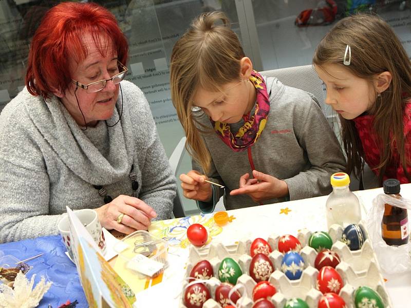 Akce SLYŠTE CHÁSKU, PŘICHÁZÍME NA POMLÁZKU.  Velikonoční dílna pro děti i dospělé.  Muzeum jihovýchodní Moravy ve Zlíně.