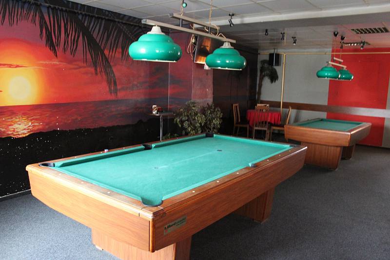 Holešovský Tropik bar se nachází v Masarykově ulici hned naproti radnice. Hosté se tam mohou osvěžit jak pivem, tak míchanými drinky, popřípadě si zahrát kulečník, billiard, šipky či fotbálek, nebo si zatančit u jukeboxu.