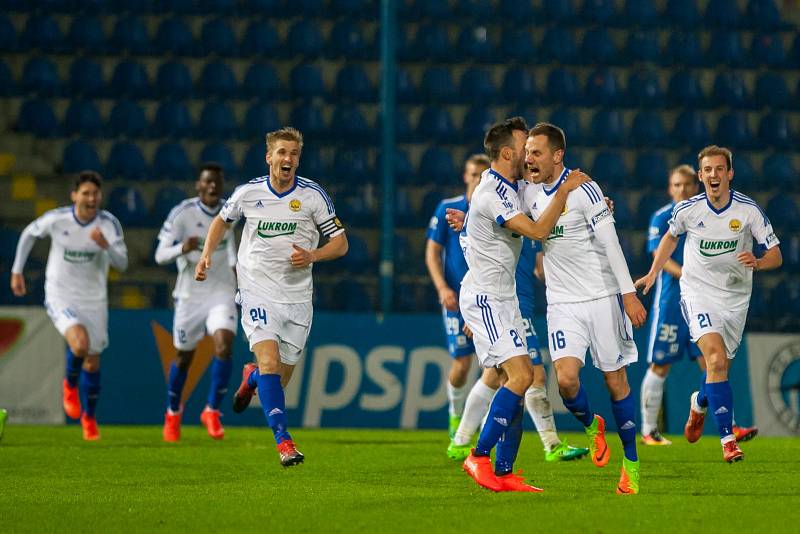 Zápas čtvrtfinále MOL Cupu mezi týmy FC Slovan Liberec a FC Fastav Zlín se odehrál 5. dubna na libereckém stadionu U Nisy. Na snímku radost hráčů Zlína, zprava Josef Haníček a Róbert Matějov.