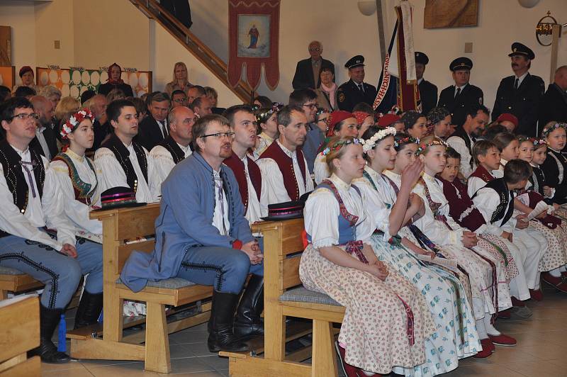 Slavnostní mše svatá. Po ní následovalo svěcení pramenů luhačovickým farářem Hubertem Wojcikem.  foto: Renáta Večerková