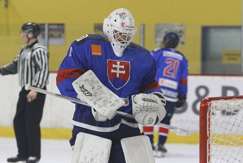 Hokejisté České republiky (červené dresy) do 16 let v úterý večer ve zlínské PSG aréně jednoznačně porazili stejně starý výběr Slovenska 9:2.