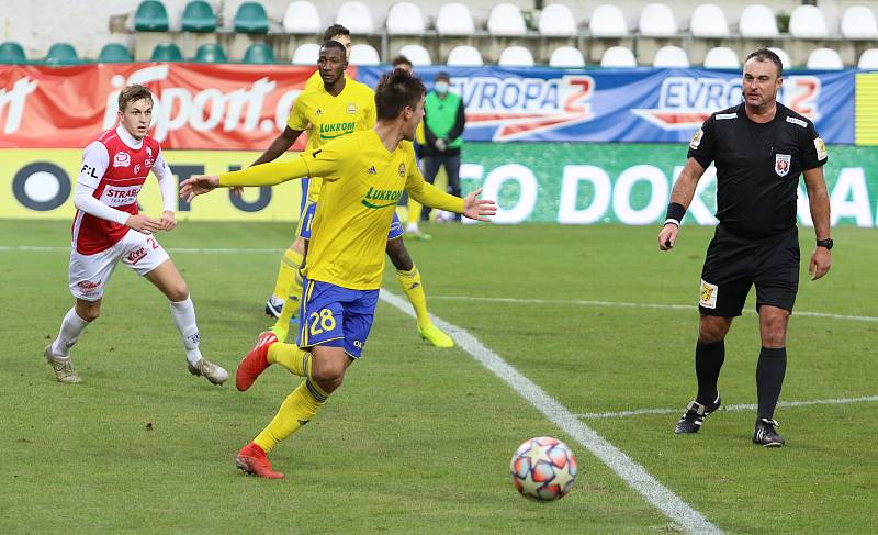 Fotbalisté Zlína (ve žlutých dresech)  ve 13. kole FORTUNA:LIGY remizovali s Pardubicemi 0:0.