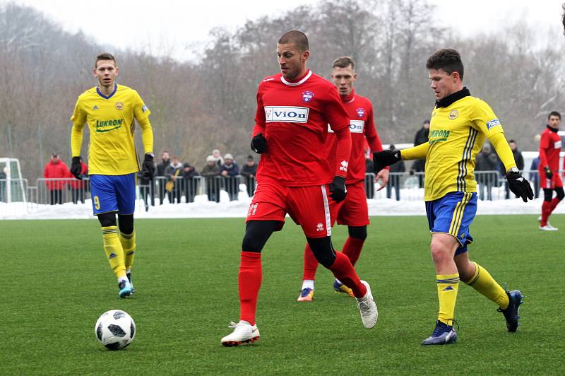 Fotbalisté Zlína (ve žlutých dresech) v úvodním přípravném zápase letošního roku porazili Zlaté Moravce 2:0