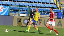 Fotbalisté Zlína (žluté dresy) v úterý přivítali na Letné poslední Pardubice.