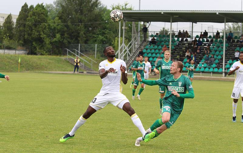 Fotbalisté Zlína (bílé dresy) v sobotním přípravném zápase zdolali domácí Karvinou 2:0.