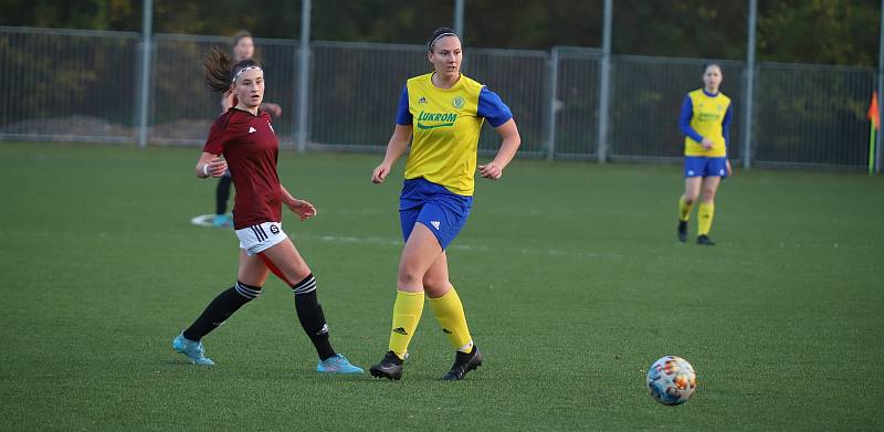 Fotbalistky Zlína (žluté dresy) v posledním podzimním zápase druhé ligy žen prohrály na Vršavě se Spartou Praha B 1:4 a přezimují poslední.