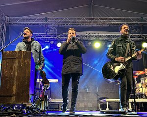 O třetí adventní neděli rozezpívala kapela Jelen celé náměstí Míru ve Zlíně; 17. prosince 2023