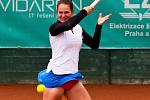 Rakušanka Melanie Klaffnerová (v bílém) ovládla 7. ročník mezinárodního tenisového turnaje žen kategorie ITF Smart Card Open Monet+ ve Zlíně, když v nedělním finále dvakrát přerušené deštěm bez větších problémů přehrála Slovenku Kristínu Kučovou 