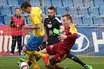 Fotbalisté Fastavu Zlín (ve žlutém) v rámci 26. kola v neděli hostili pražskou Duklu.