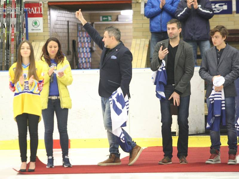 V rámci 38. kola extraligy hokejistů mezi Zlínem a Hradcem Králové vedení zlínského klubu ocenilo svého odchovance a současného trenéra Martina Hamrlíka, jehož dres s číslem 41 byl slavnostně vyvěšen pod strop Zimního stadionu Luďka Čajky.