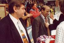 Trenéři hokejistů Zlína Vladimír Vůjtek (vlevo) a Zdeněk Čech přebírají stříbrné medaile po finále proti Vsetínu v roce 1995.
