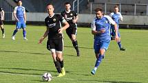 Fotbalisté Luhačovic (v černém) v rámci 23. kola krajského přebor nečekaně zvítězili ve Slušovicích 1:0.