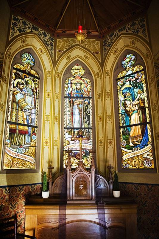 Při výročí znovuotevření hotelu Augustiniánský dům v Luhačovicích posvětil farář Hubert Wojcik (na snímku) svíce, olej a víno v hotelové kapli Panny Marie. 