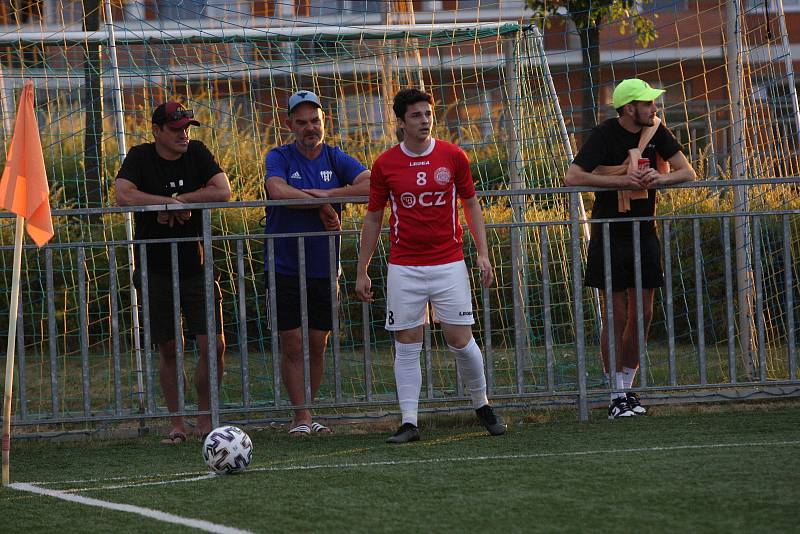 Fotbalisté Uherského Brodu (červené dresy) zvítězili v předkole MOL Cupu nad domácím Baťovem 5:0.