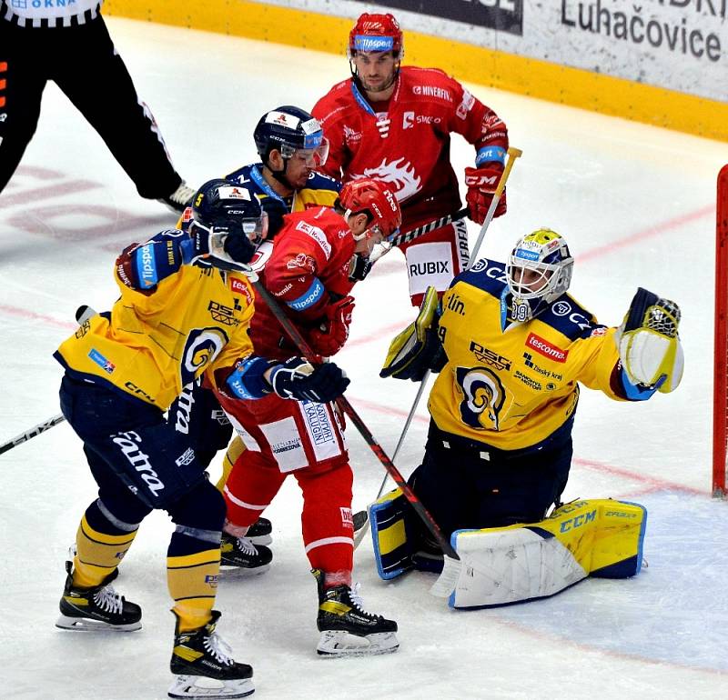 Hokejisté Třince (červené dresy) v 41. kole Tipsport extraligy vyzvali zlínské Berany.