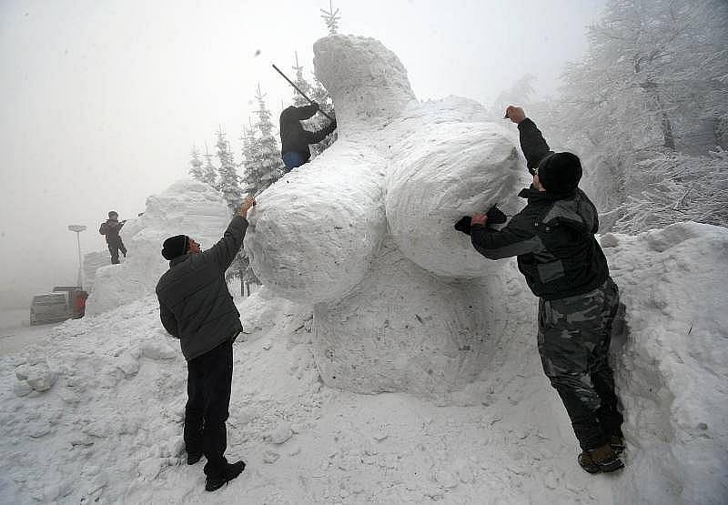 Ledové a sněhové sochy ozdobí o víkendu (16. a 17. ledna) Pustevny na Vsetínsku. 