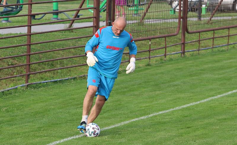 Fotbalisté Luhačovic (ve žlutých dresech) zvítězili na hřišti Sokola Veselá 4:3.