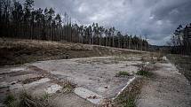 Zbytky betonových základů skladu číslo 16 v areálu ve Vrběticích, 3. května 2021. Ve Vrběticích v roce 2014 explodoval muniční sklad. Po sedmi letech vyšlo najevo podezření na zapojení ruské tajné služby (GRU a SVR) do výbuchu.