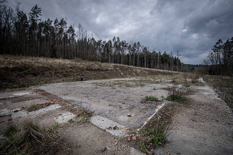 Zbytky betonových základů skladu číslo 16 v areálu ve Vrběticích, 3. května 2021. Ve Vrběticích v roce 2014 explodoval muniční sklad. Po sedmi letech vyšlo najevo podezření na zapojení ruské tajné služby (GRU a SVR) do výbuchu.