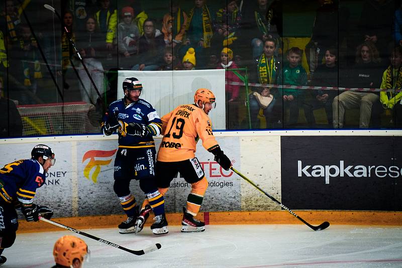 Hokejisté Vsetína (žluté dresy) v derby porazili Zlín 4:1.