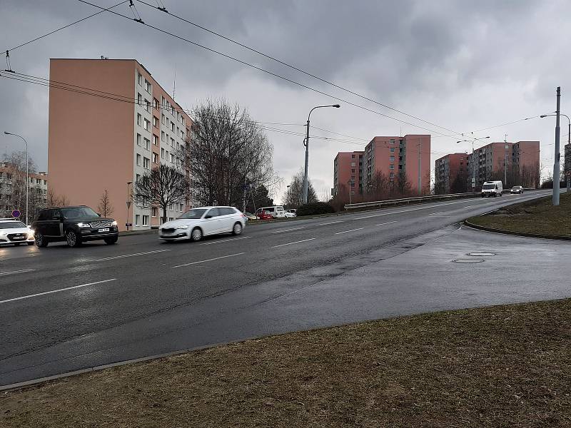 Stejně tak i u posledního ze čtyř podchodů na tomto sídlišti, v blízkosti ulic Česká, Slovenská a Moravská. Ani zde však chodci podchod nevyužívají jak by měli.