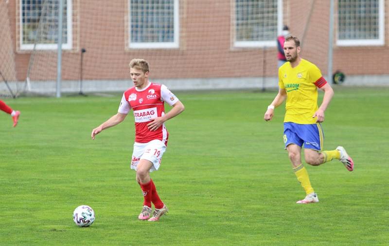 Fotbalisté Zlína (ve žlutých dresech) se ve 29. kole  FORTUNA:LIGY utkali s Pardubicemi. Foto: Jan Zahnaš