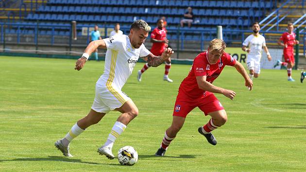 Fotbalisté Zlína (bílé dresy) v sobotu dopoledne hráli na Letné s druholigovou Líšní.