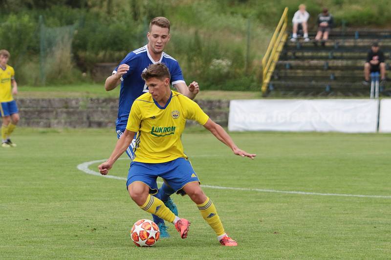 Fotbalisté Slavičína (v modrých dresech) na úvod přípravy zvítězili na Vršavě se Zlínem B 2:1