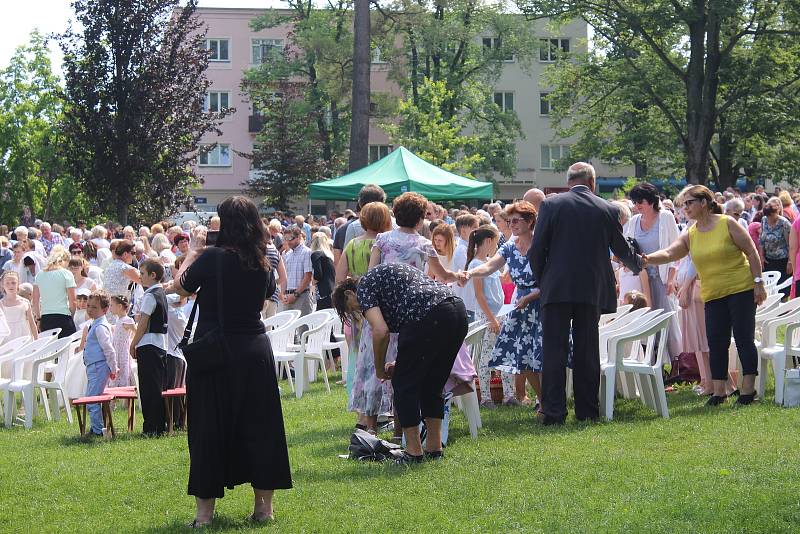 Mše svatá k svátku Těla a Krve Páně ve zlínském Parku Komenského. 23.6.2019