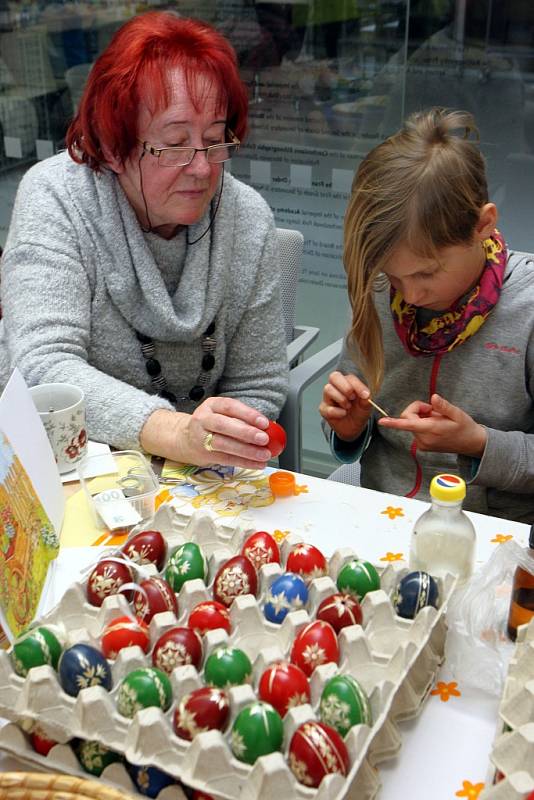 Akce SLYŠTE CHÁSKU, PŘICHÁZÍME NA POMLÁZKU.  Velikonoční dílna pro děti i dospělé.  Muzeum jihovýchodní Moravy ve Zlíně.